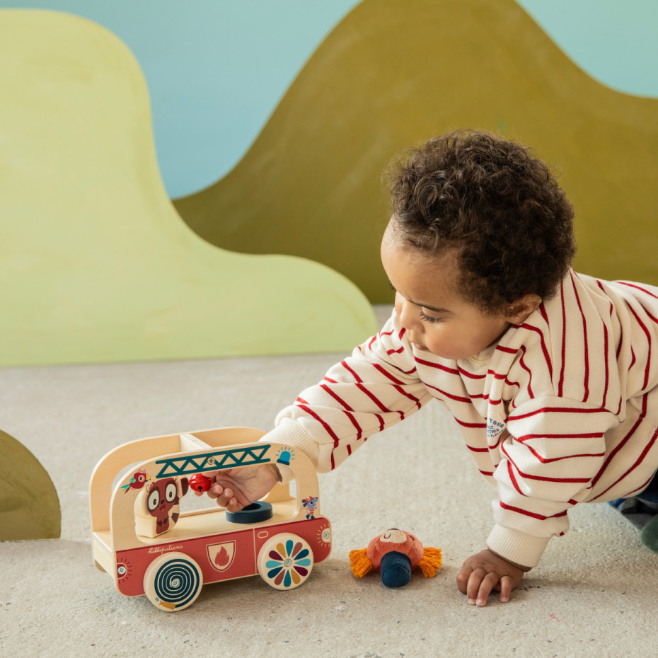 Camion de pompier en bois Jack - LILLIPUTIENS – Image 3