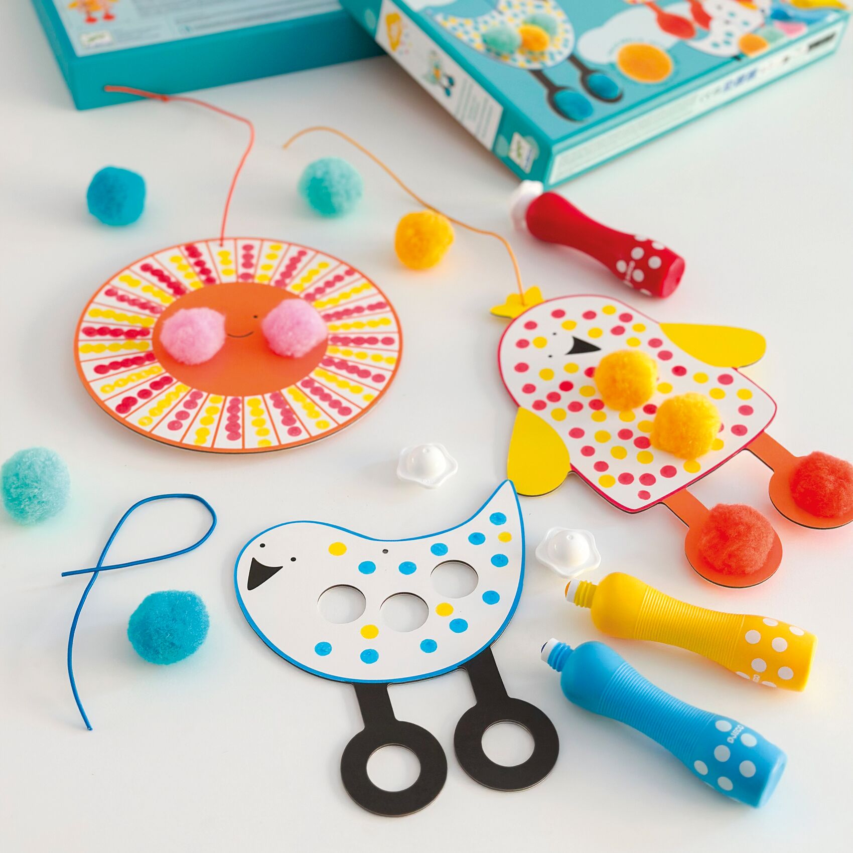 Coffret de coloriage et de motricité fine Dans le ciel – Image 2
